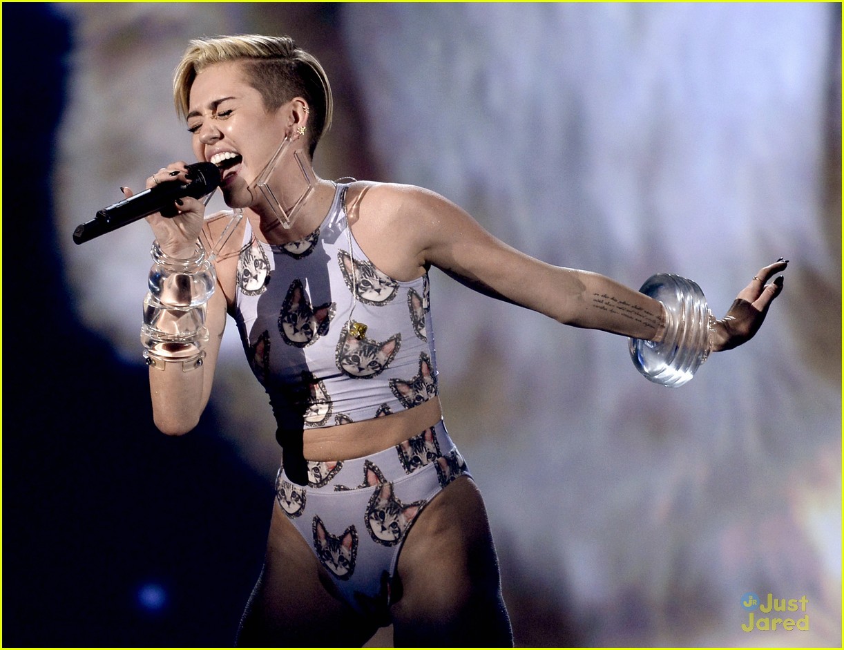 Miley Cyrus: 'Wrecking Ball' at AMAs 2013 - Watch Now!
