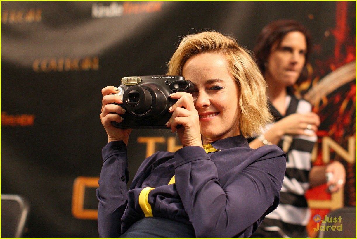 Jena Malone & Sam Claflin: Catching Fire Victory Tour Stop in Minnesota!