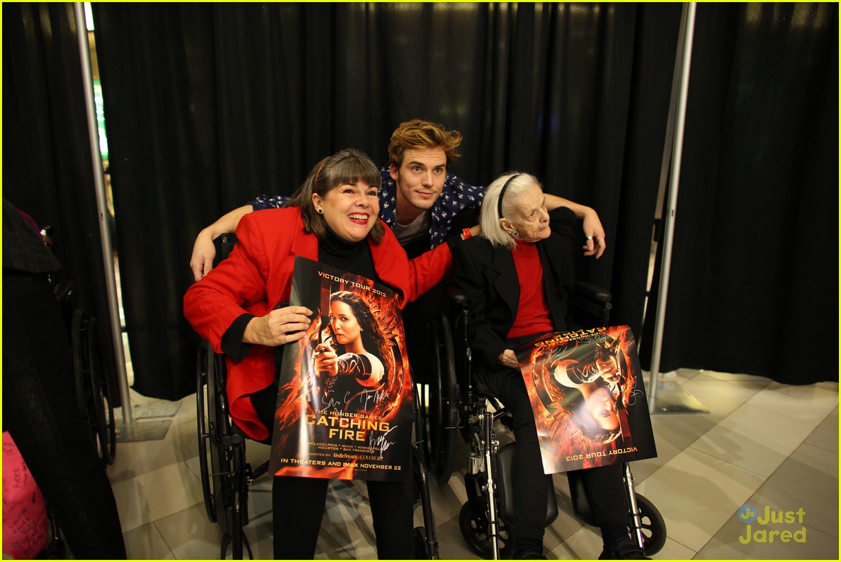 Jena Malone & Sam Claflin: Catching Fire Victory Tour Stop in Minnesota!