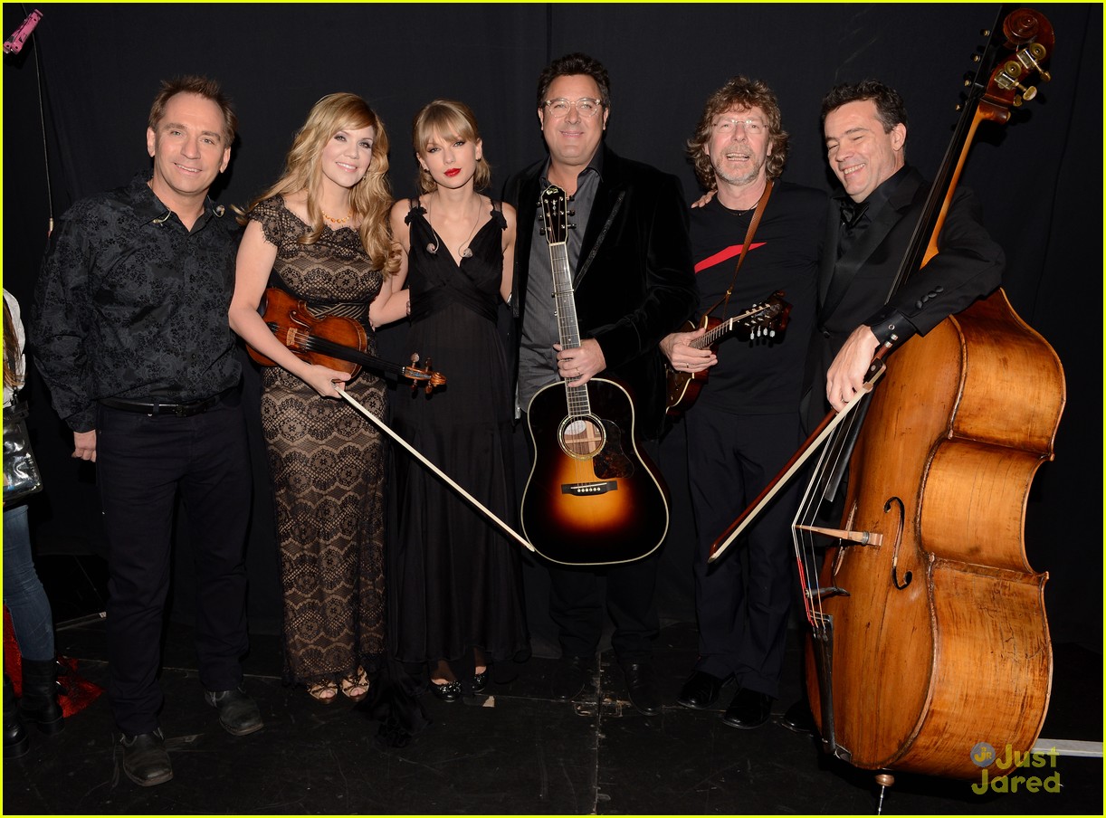 Taylor Swift Performs 'Red' at the CMA Awards 2013 - Watch Now!