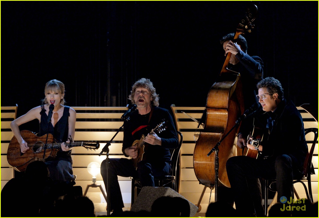 Taylor Swift Performs 'Red' at the CMA Awards 2013 - Watch Now!