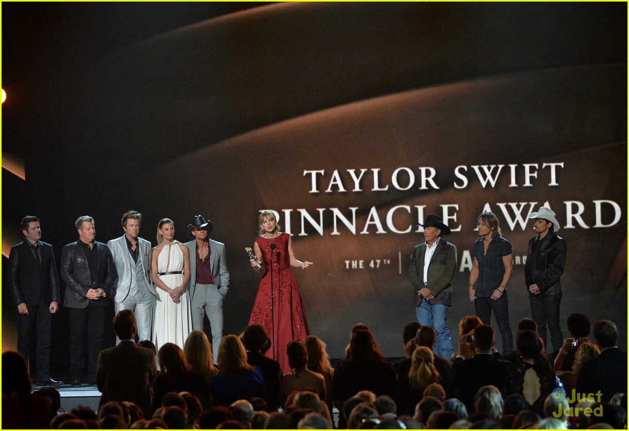 Taylor Swift Performs 'Red' at the CMA Awards 2013 - Watch Now!