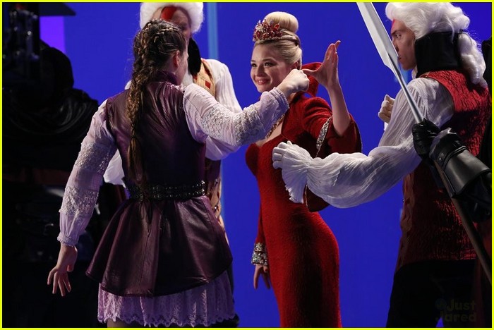 Sophie Lowe: New 'Wonderland' Tonight!