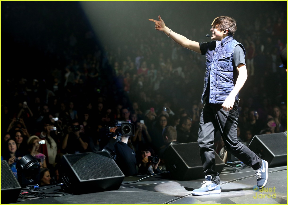 Austin Mahone: 106.1 KISS FM Jingle Ball 2013 in Seattle
