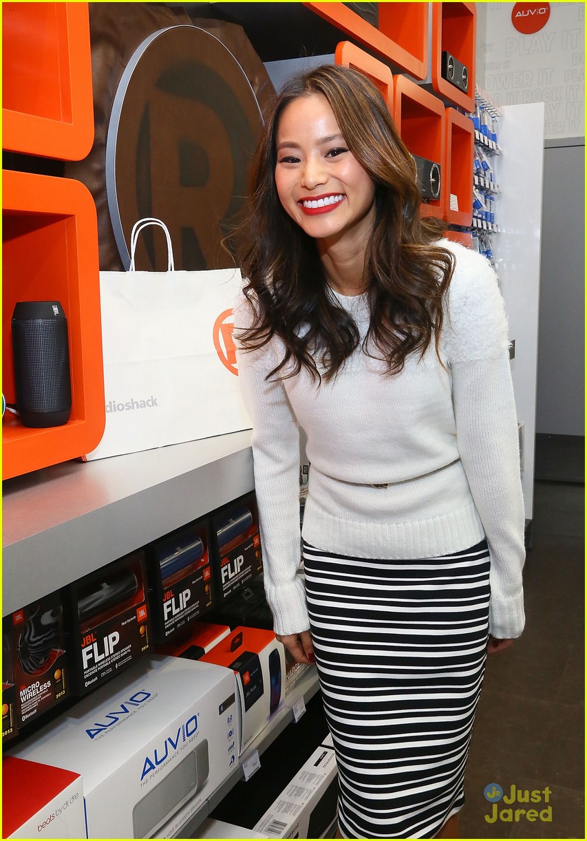 Jamie Chung & Chloe Bridges: RadioShack Shoppers