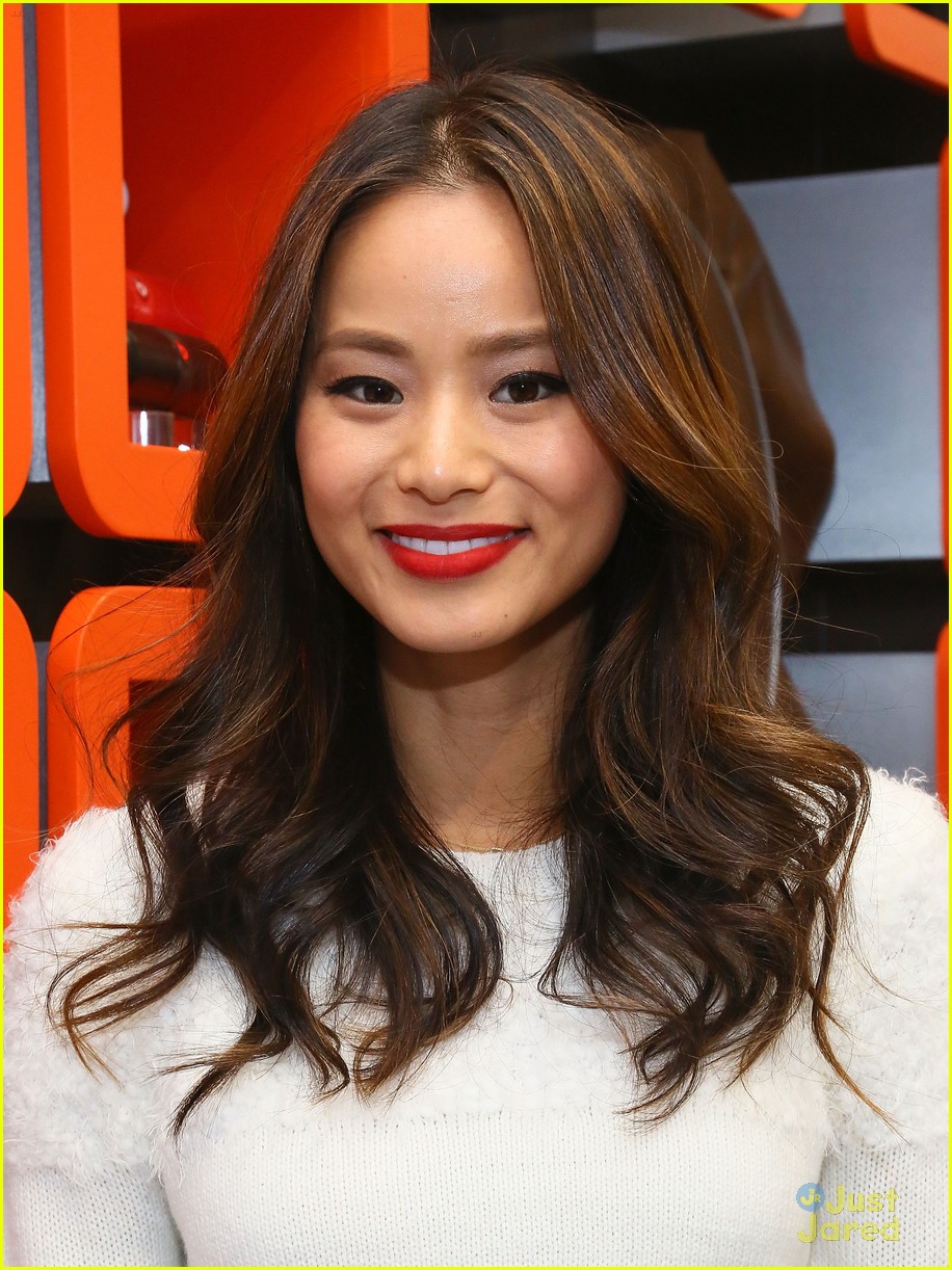 Jamie Chung & Chloe Bridges: RadioShack Shoppers