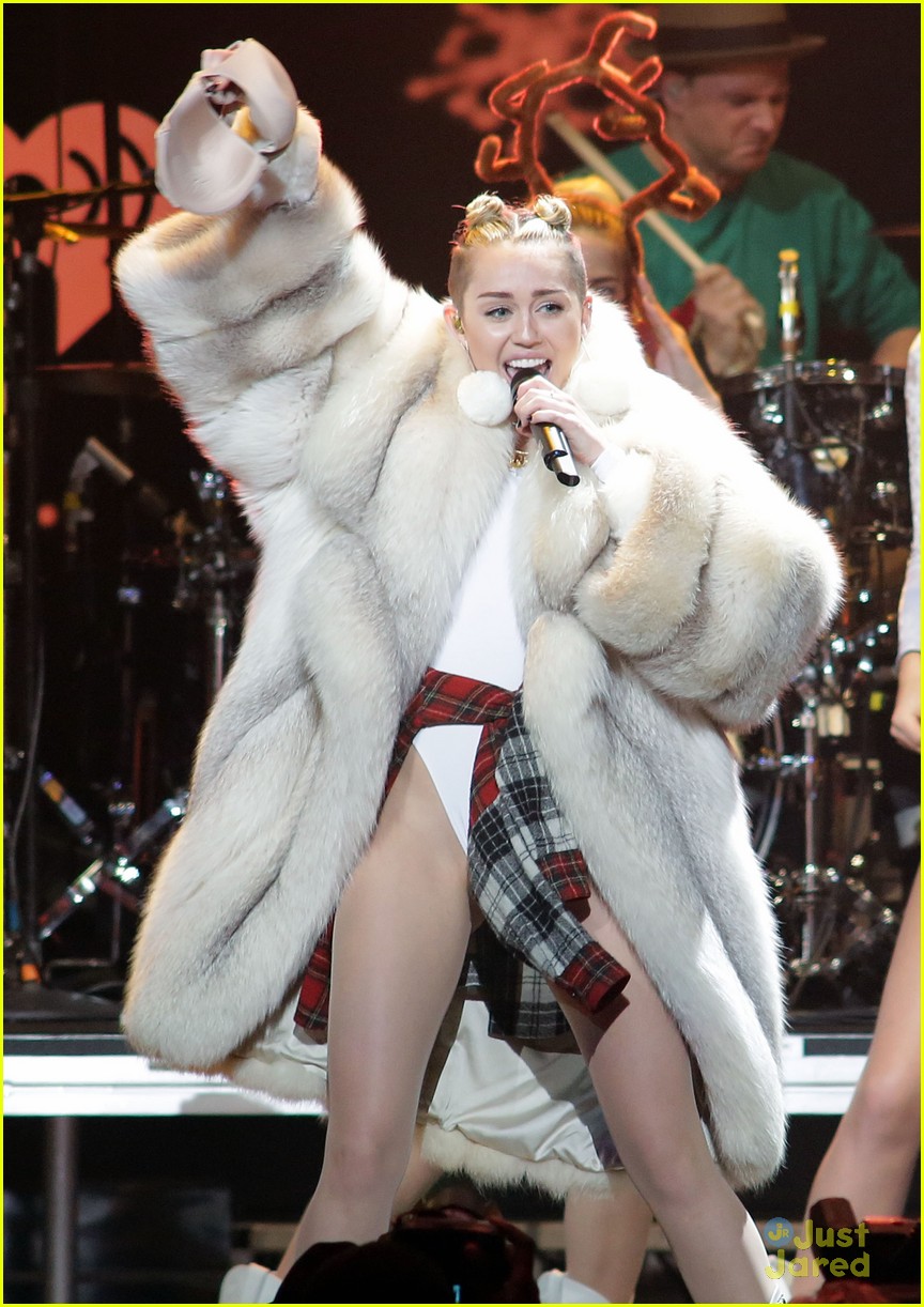Miley Cyrus: Y100 Jingle Ball Performance Pics!