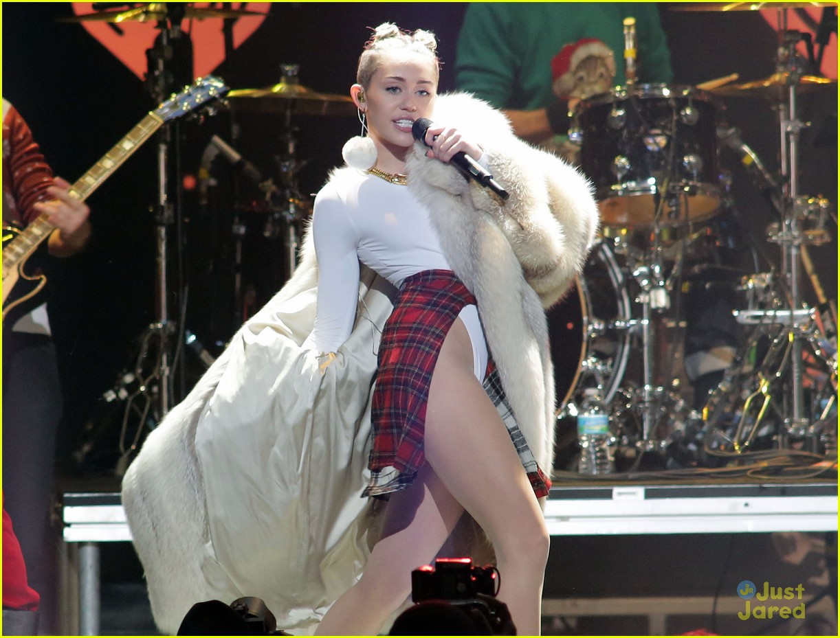 Miley Cyrus: Y100 Jingle Ball Performance Pics!