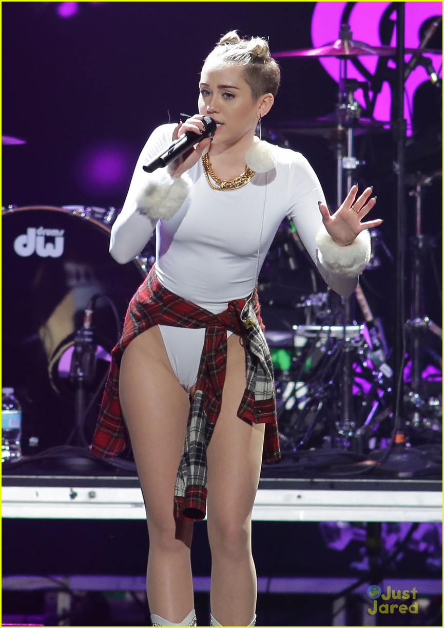 Miley Cyrus: Y100 Jingle Ball Performance Pics!