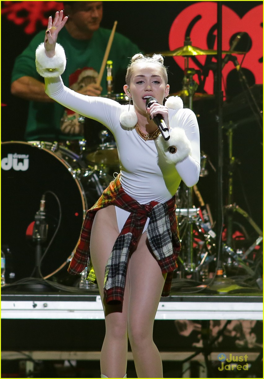 Miley Cyrus: Y100 Jingle Ball Performance Pics!