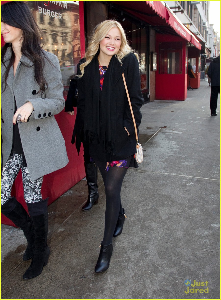 Olivia Holt: 5 Napkin Burger Lunch Stop