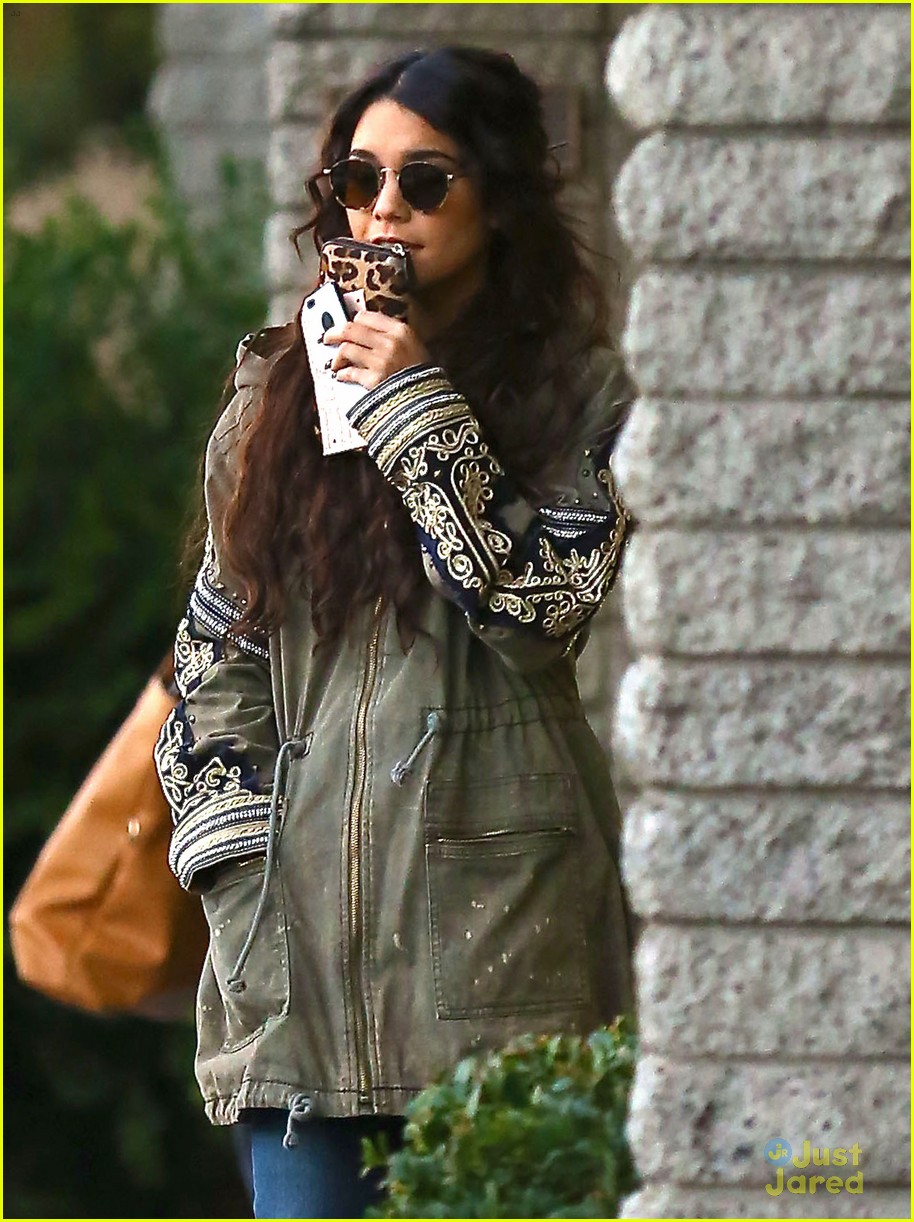 Vanessa Hudgens: Last-Minute Christmas Shopper!