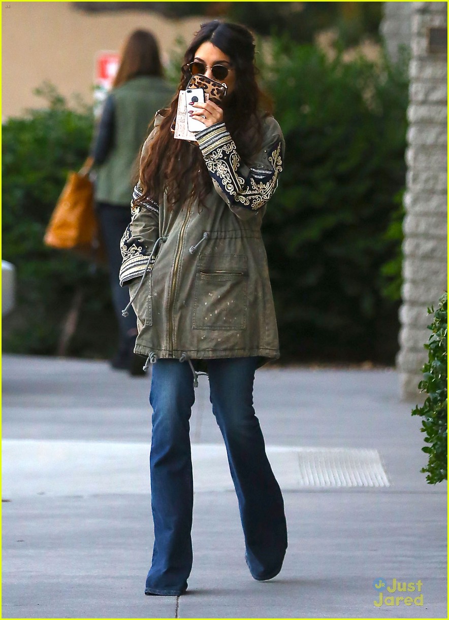Vanessa Hudgens: Last-Minute Christmas Shopper!