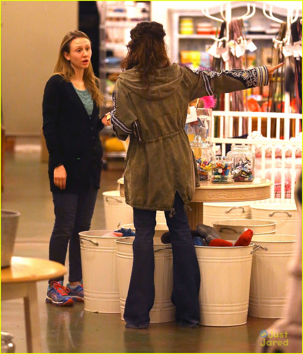Vanessa Hudgens: Last-Minute Christmas Shopper!