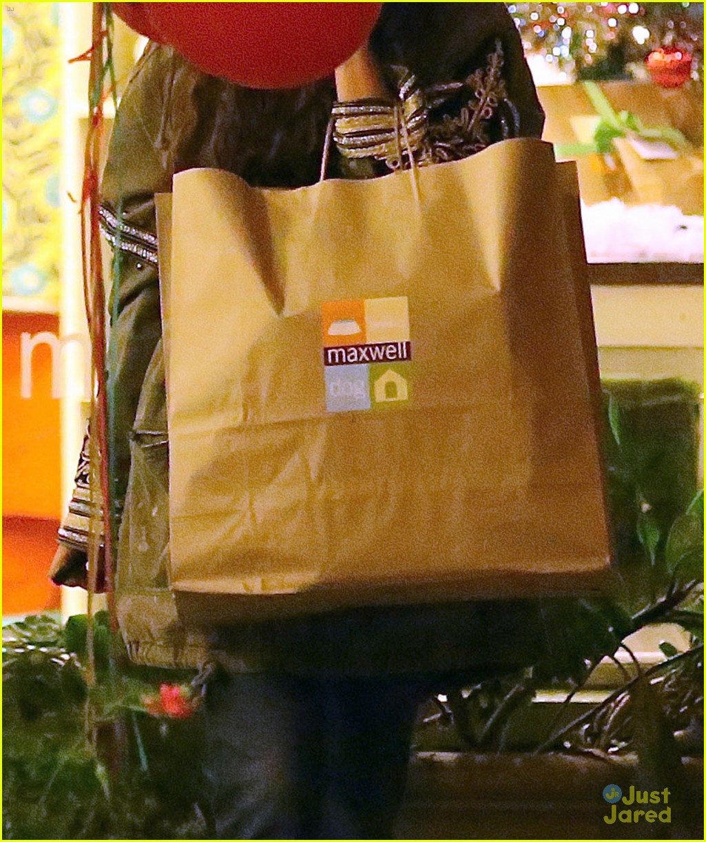 Vanessa Hudgens: Last-Minute Christmas Shopper!
