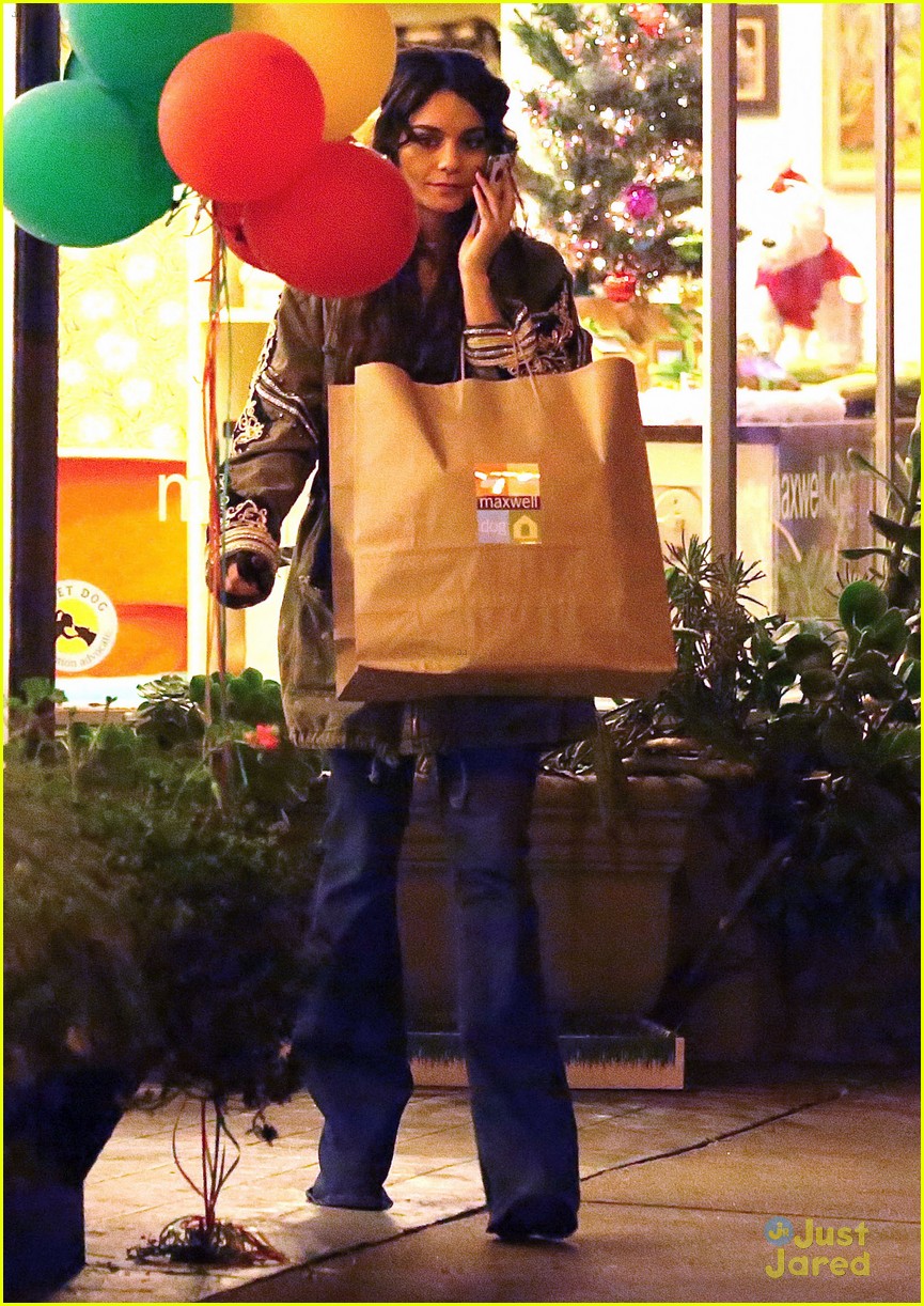 Vanessa Hudgens: Last-Minute Christmas Shopper!