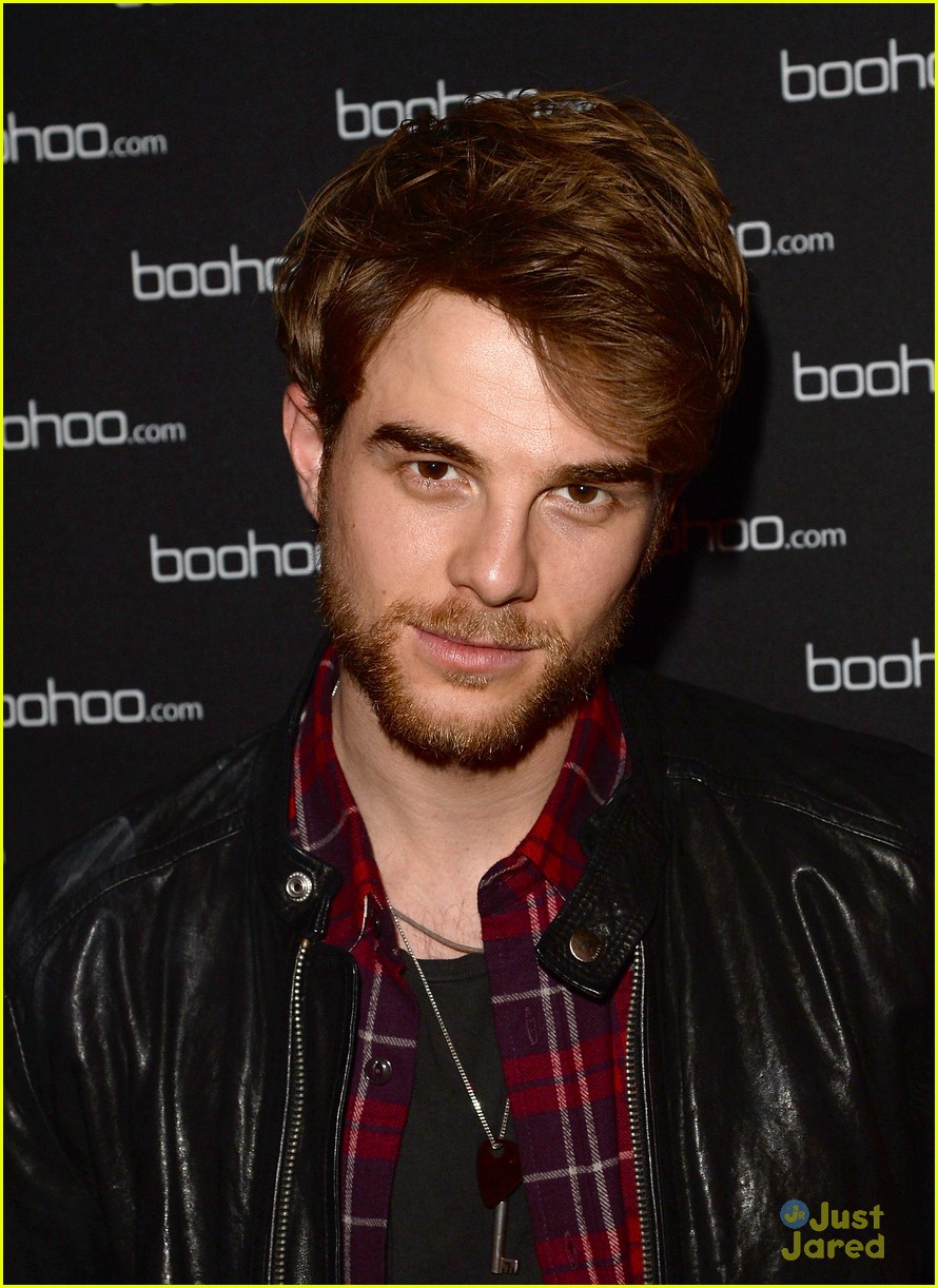 Zoey Deutch & Holland Roden: Beyonce Concert Viewing Party!