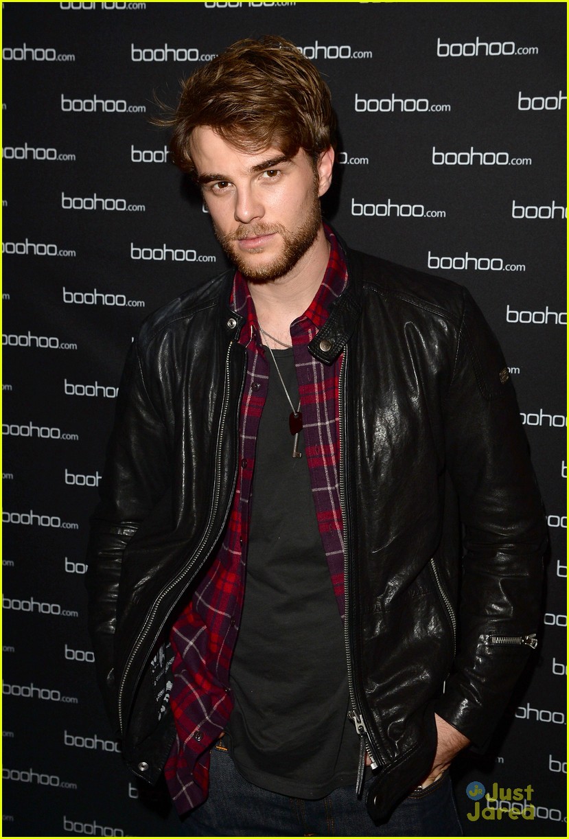 Zoey Deutch & Holland Roden: Beyonce Concert Viewing Party!