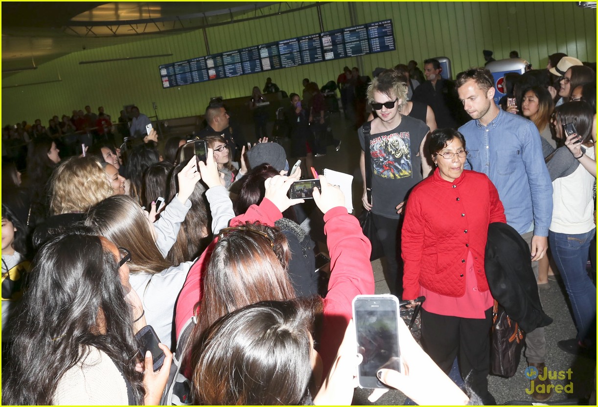 5 Seconds of Summer Cause Fan Frenzy at LAX Airport