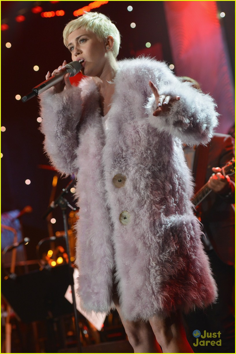 Miley Cyrus: Clive Davis' Pre-Grammys Gala Performance Pics & Video