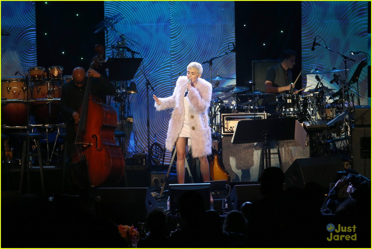 Miley Cyrus: Clive Davis' Pre-Grammys Gala Performance Pics & Video