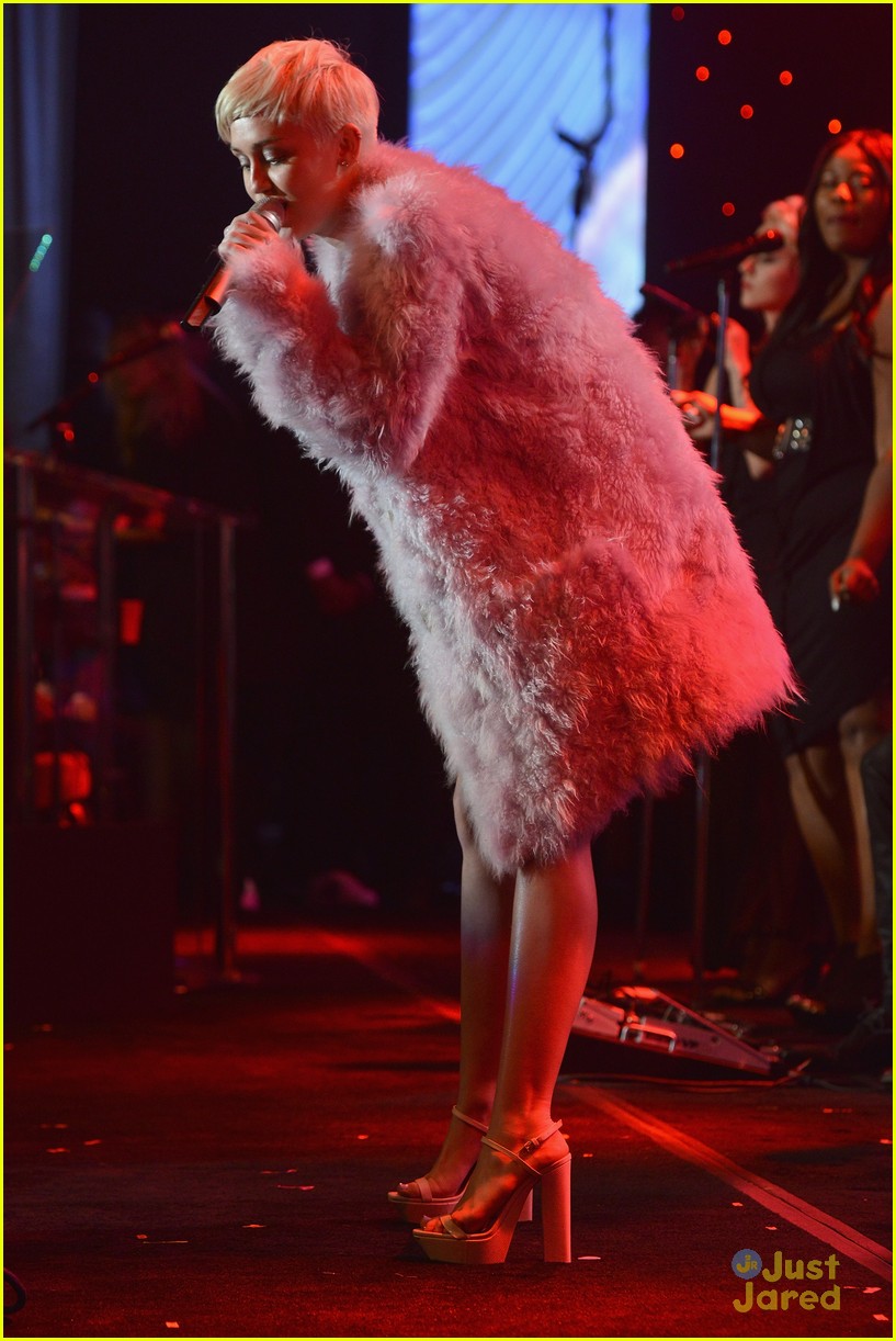 Miley Cyrus: Clive Davis' Pre-Grammys Gala Performance Pics & Video