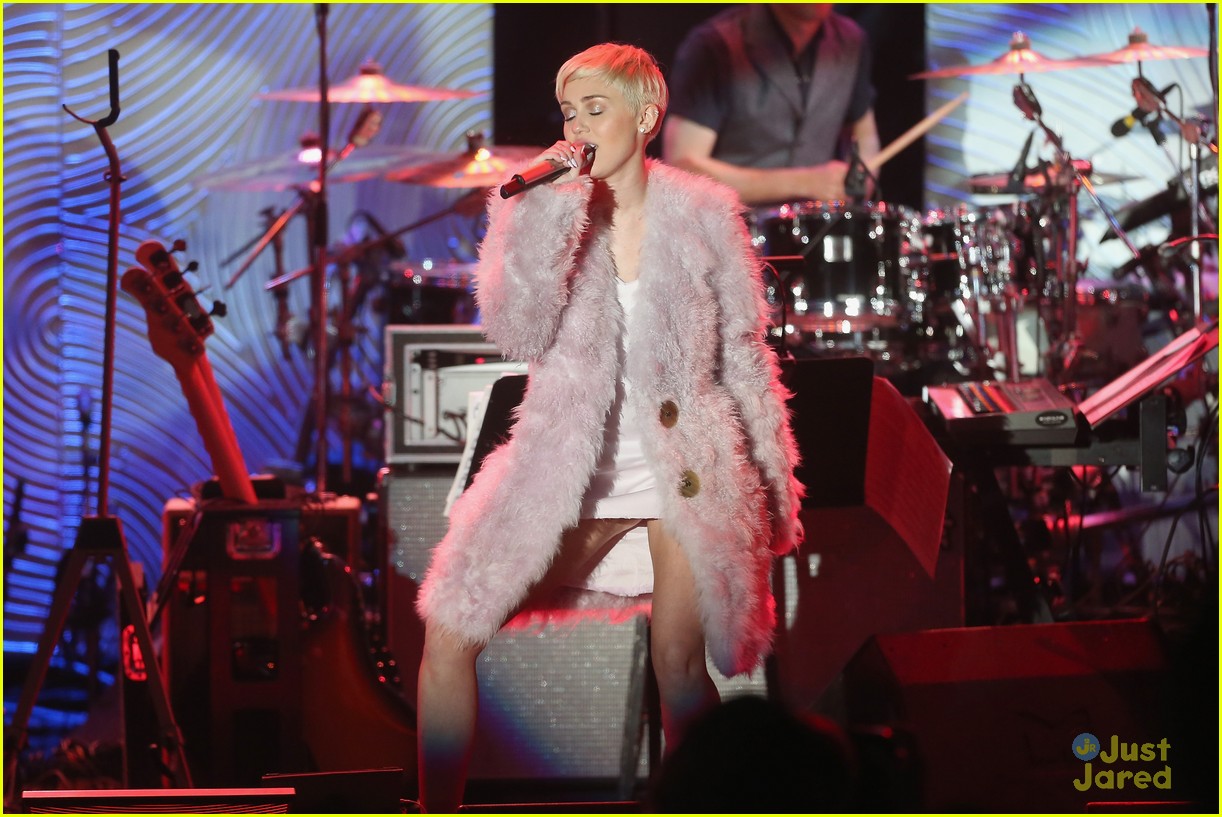 Miley Cyrus: Clive Davis' Pre-Grammys Gala Performance Pics & Video