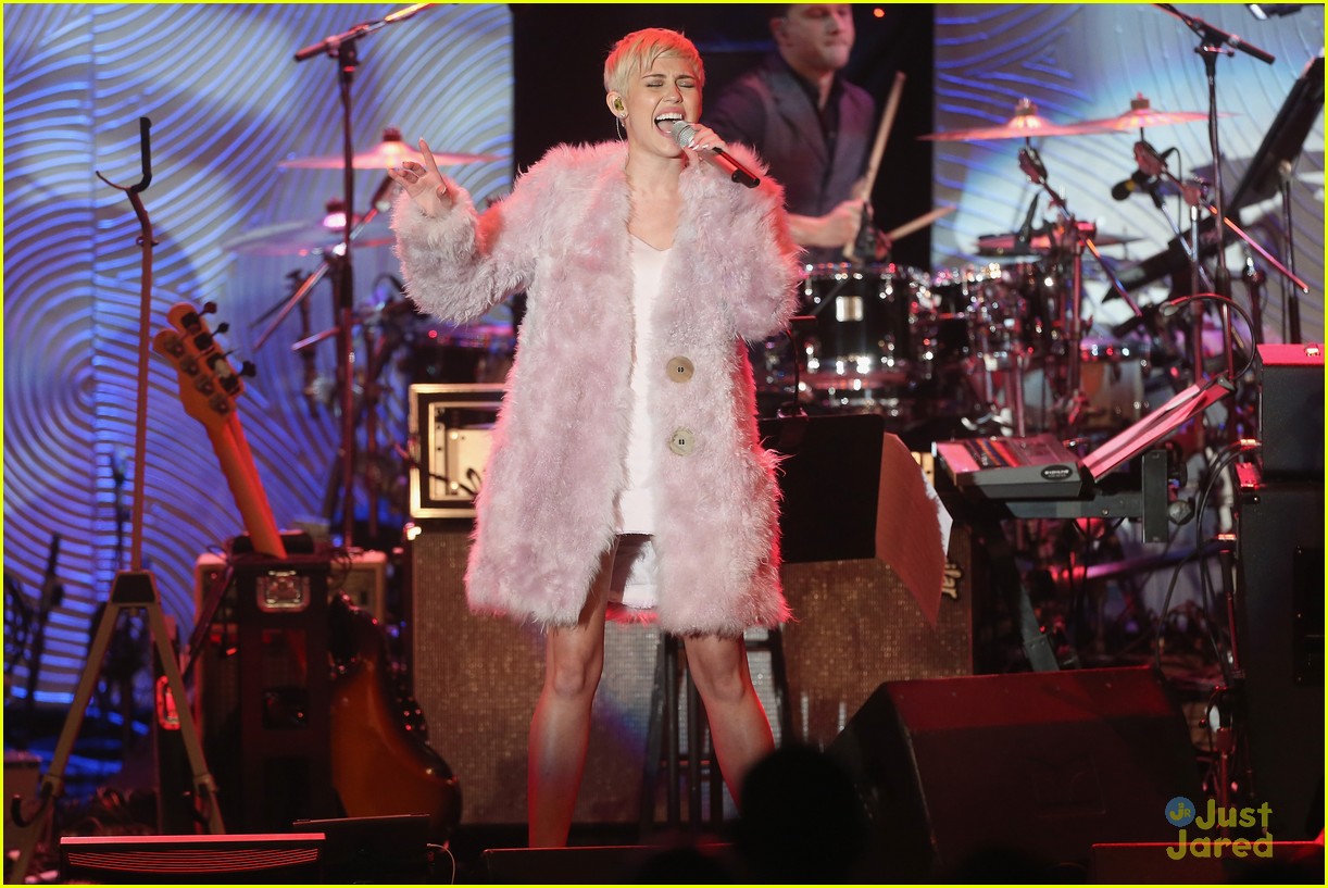 Miley Cyrus: Clive Davis' Pre-Grammys Gala Performance Pics & Video