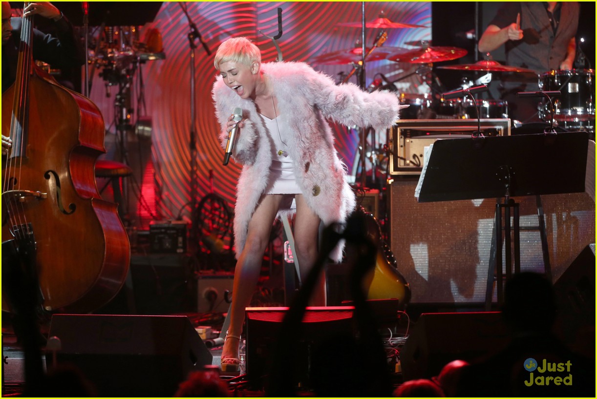 Miley Cyrus: Clive Davis' Pre-Grammys Gala Performance Pics & Video
