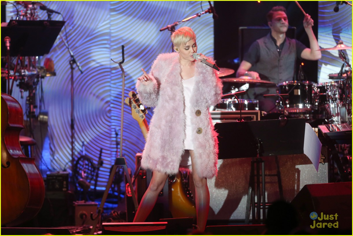 Miley Cyrus: Clive Davis' Pre-Grammys Gala Performance Pics & Video