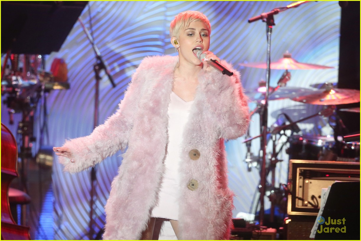Miley Cyrus: Clive Davis' Pre-Grammys Gala Performance Pics & Video