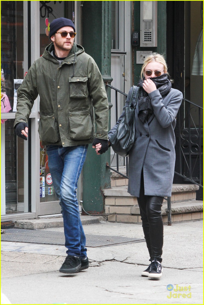 Dakota & Elle Fanning: Separate Coasts, Separate Outings