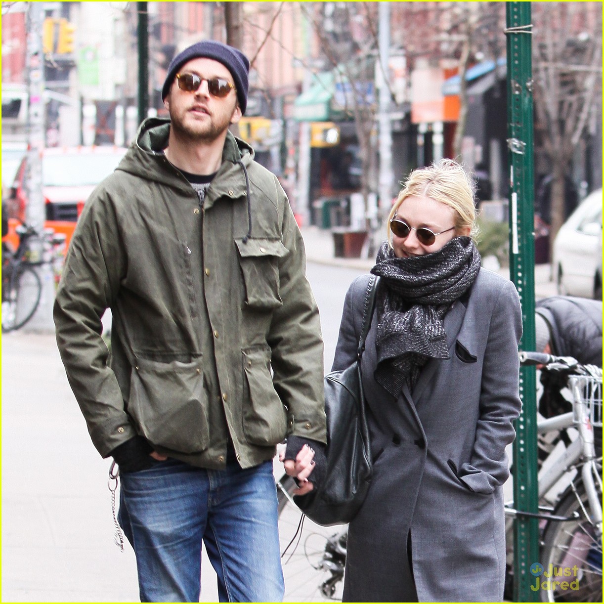 Dakota & Elle Fanning: Separate Coasts, Separate Outings