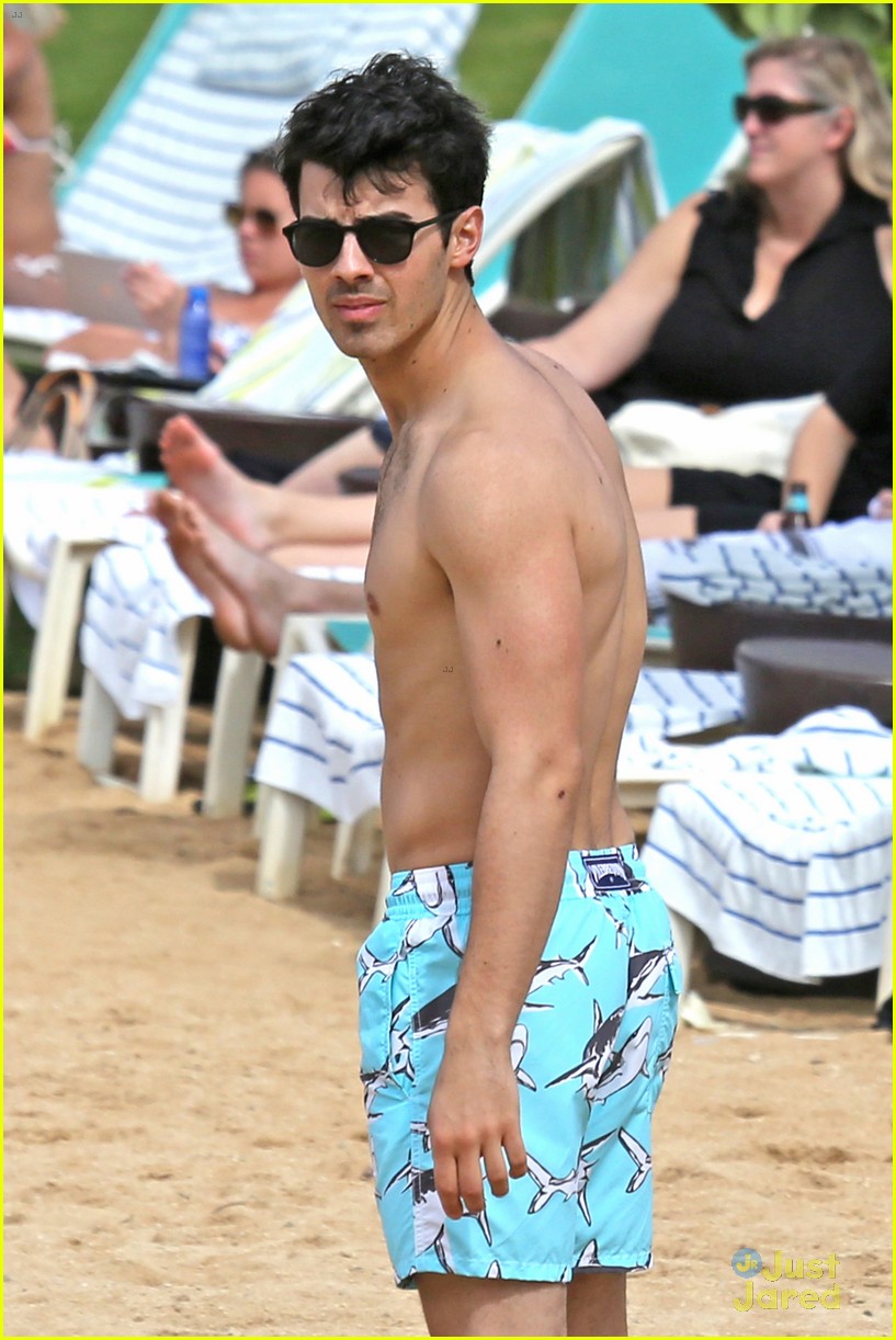 Joe Jonas: Shirtless Frisbee Game in Hawaii