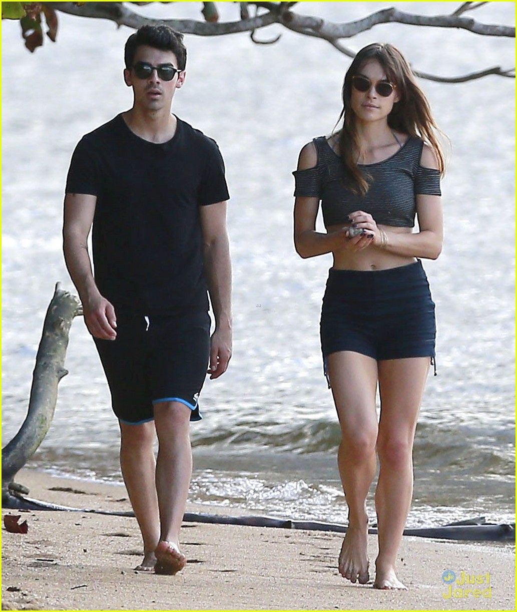 Joe Jonas & Blanda Eggenschwiler: Romantic Beach Stroll in Hawaii