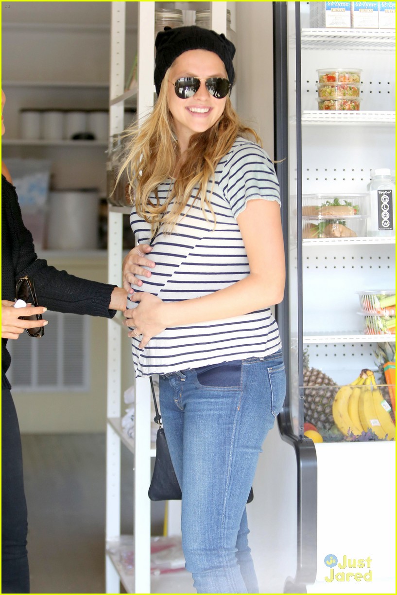 Teresa Palmer: Corner Market Pick Up