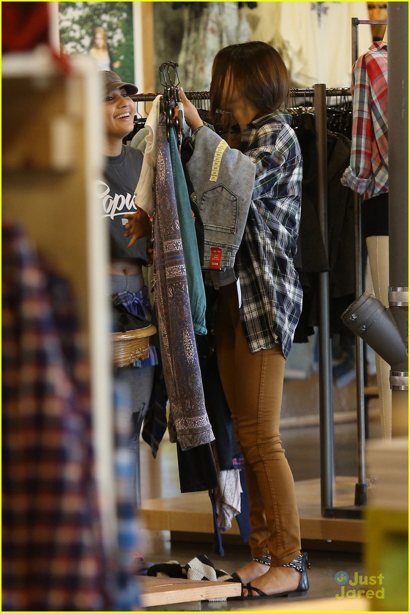 Selena Gomez: Friday Shopping Fun with Francia Raisa!