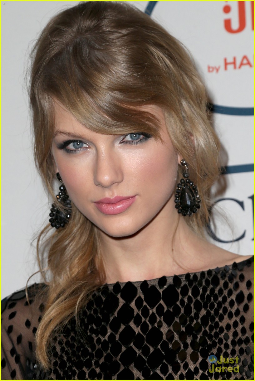 Taylor Swift: Clive Davis Pre-Grammy Gala 2014
