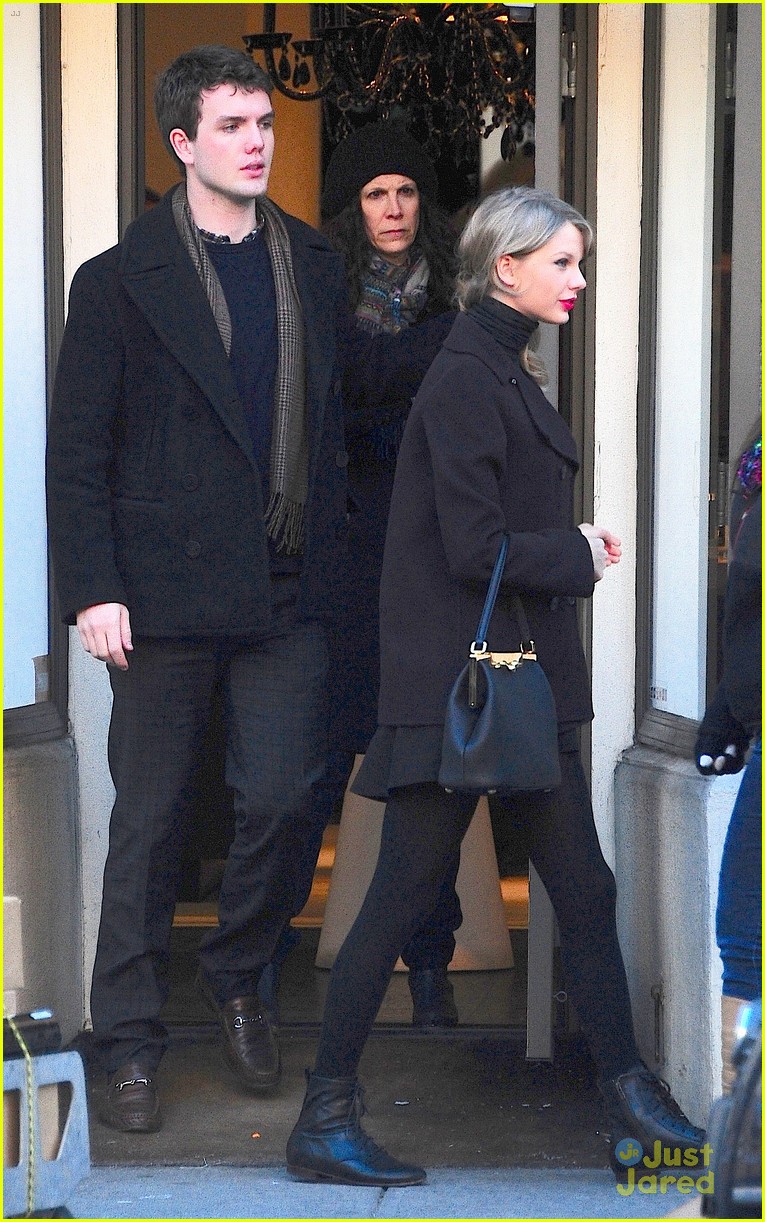 Taylor Swift: NYC Outing with Brother Austin!
