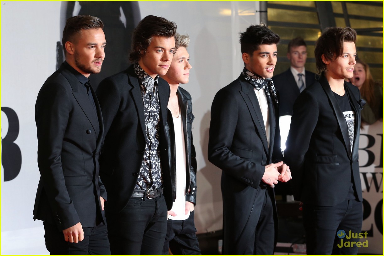 One Direction's Niall Horan Uses Crutches on Red Carpet at BRIT Awards 2014