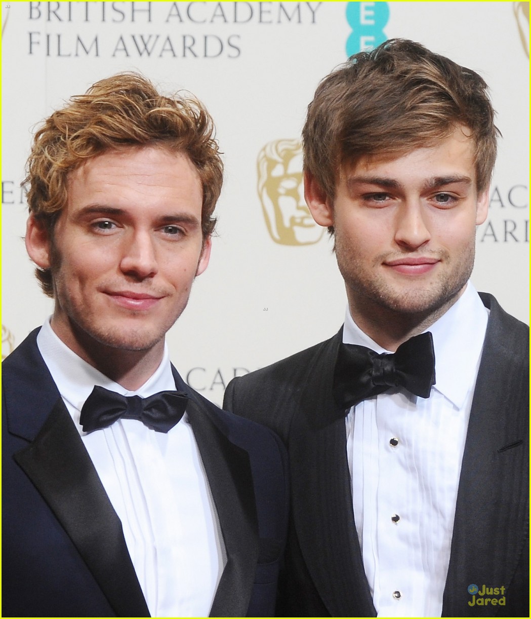 Douglas Booth & Sam Claflin: BAFTAs 2014 Red Carpet