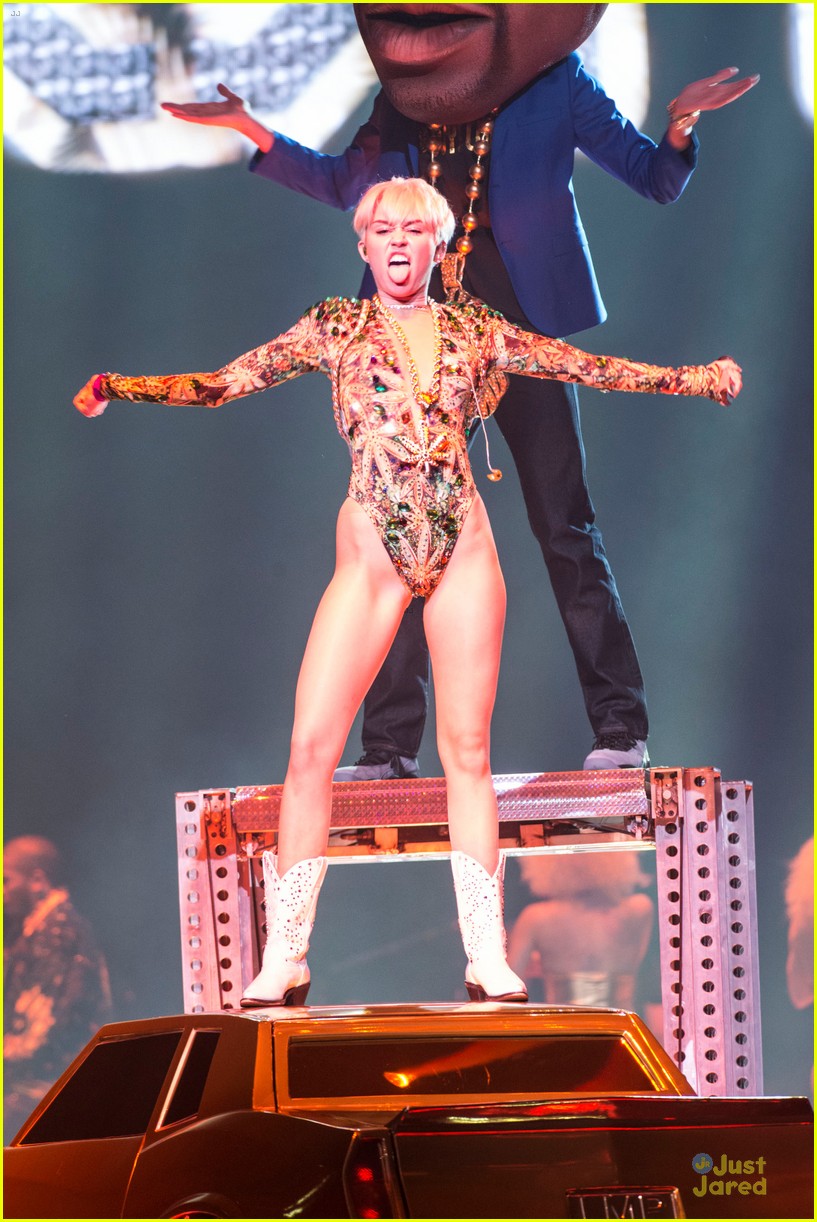 Miley Cyrus Opens Bangerz Tour in Vancouver!