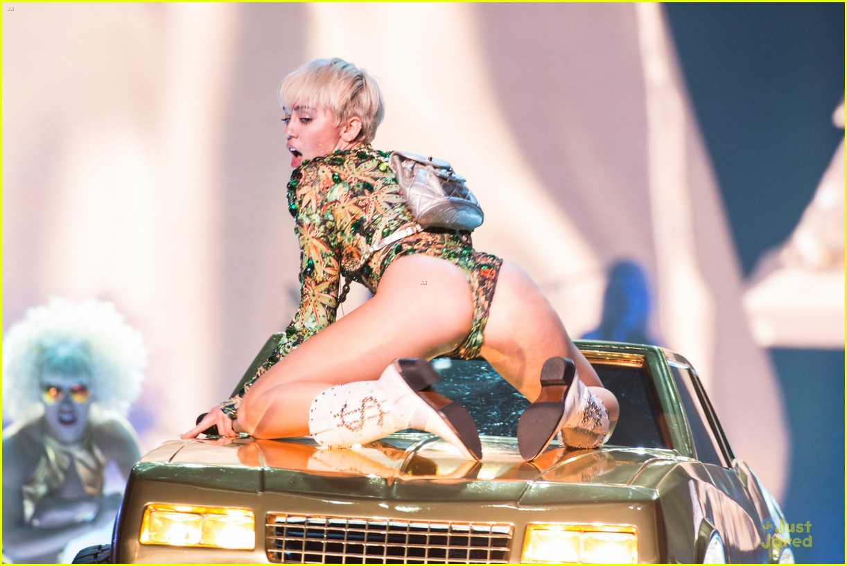 Miley Cyrus Opens Bangerz Tour in Vancouver!