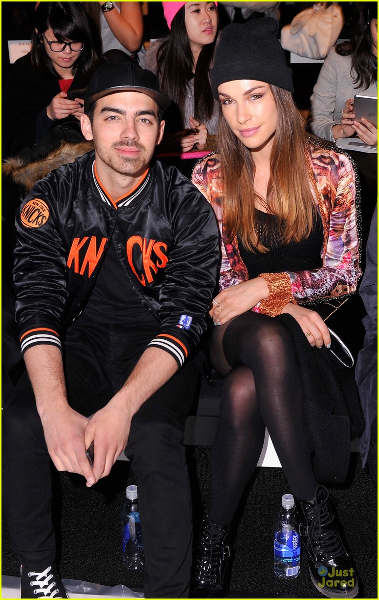 Joe Jonas & Blanda Eggenschwiler Sit Together at Custo Barcelona Fashion Show!