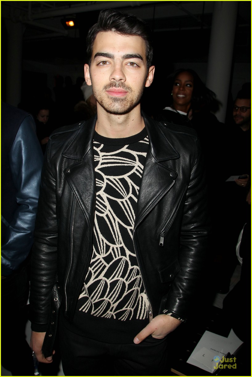 Joe Jonas & Blanda Eggenschwiler Sit Together at Custo Barcelona Fashion Show!
