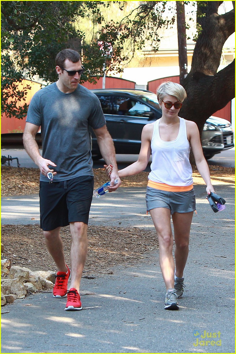 Julianne Hough & Brooks Laich: Hikers Holding Hands!