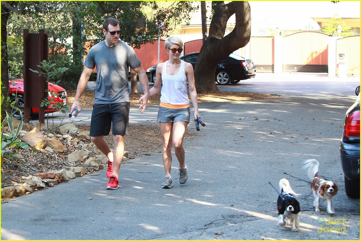Julianne Hough & Brooks Laich: Hikers Holding Hands!