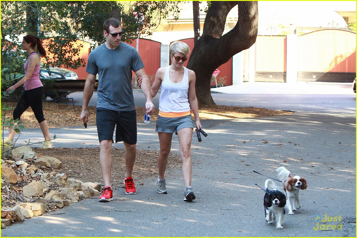 Julianne Hough & Brooks Laich: Hikers Holding Hands!