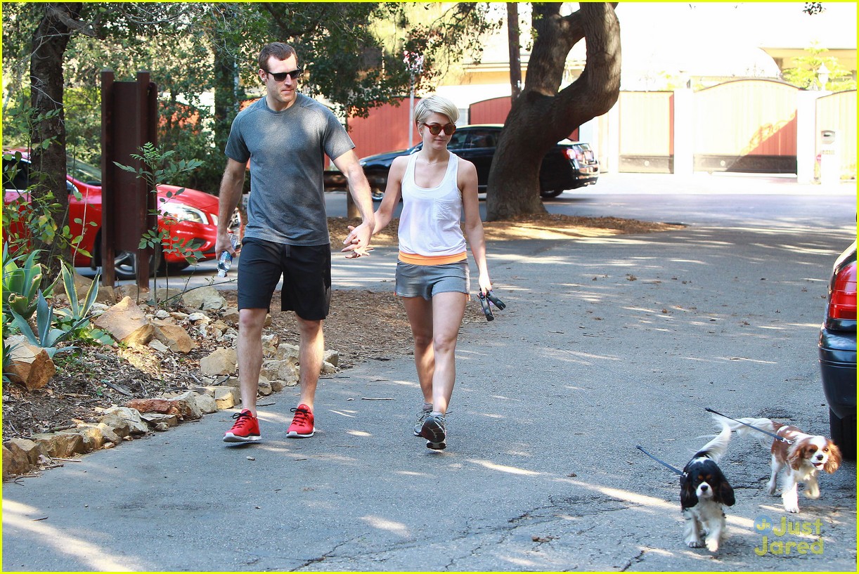 Julianne Hough & Brooks Laich: Hikers Holding Hands!