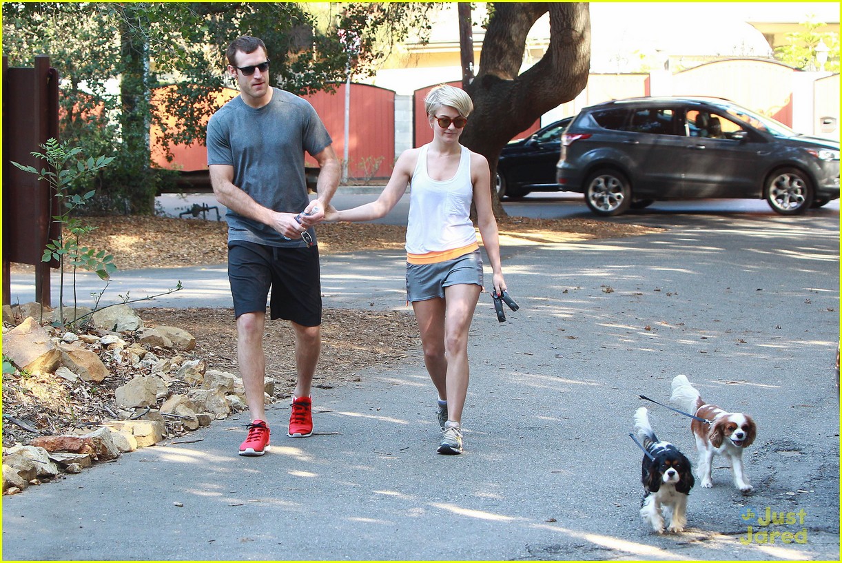 Julianne Hough & Brooks Laich: Hikers Holding Hands!